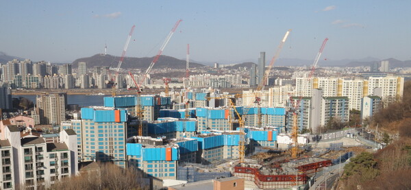 원자재 가격 상승분을 아직 건설 원가에 포함하지 않은 건설사들이 하반기부터 본격적으로 이를 반영할 전망이다. /연합뉴스