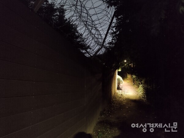 29일 여성경제신문이 찾은 매봉산 산책로. 철책 너머로 윤석열 대통령이 머무를 사저가 있다. /김현우 기자