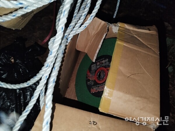 매봉산 산책로 공사 자재가 쌓여있는 곳에서 발견된 절단석. /김현우 기자