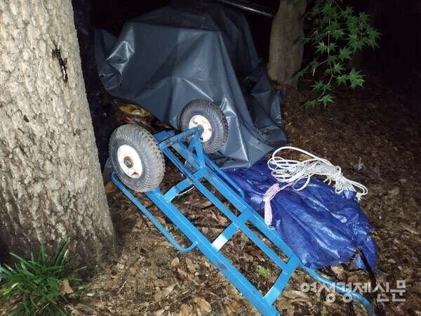 매봉산 산책로에 방치된 공사 자재. /김현우 기자