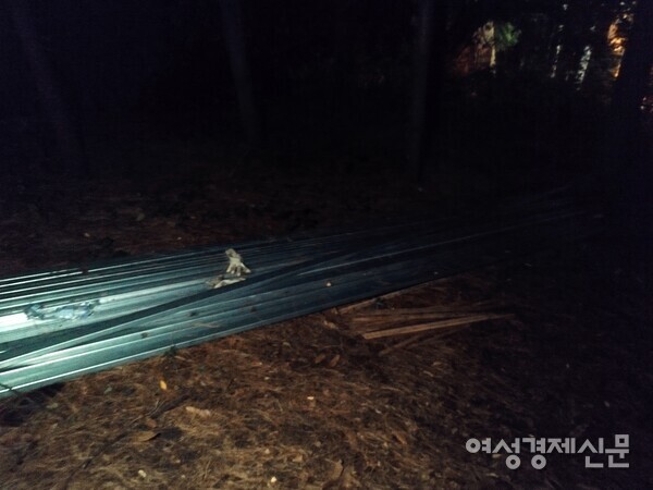 매봉산 산책로에 방치된 철제. /김현우 기자