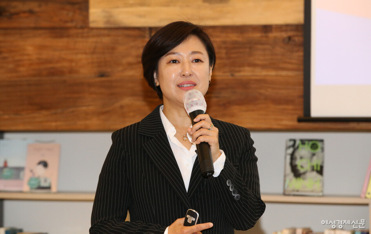 ​황보승희 국민의힘 국회의원이 포스트코로나 '일 가정 양립'성공 제언에 대해서 발제하고 있다. /장세곤 기자