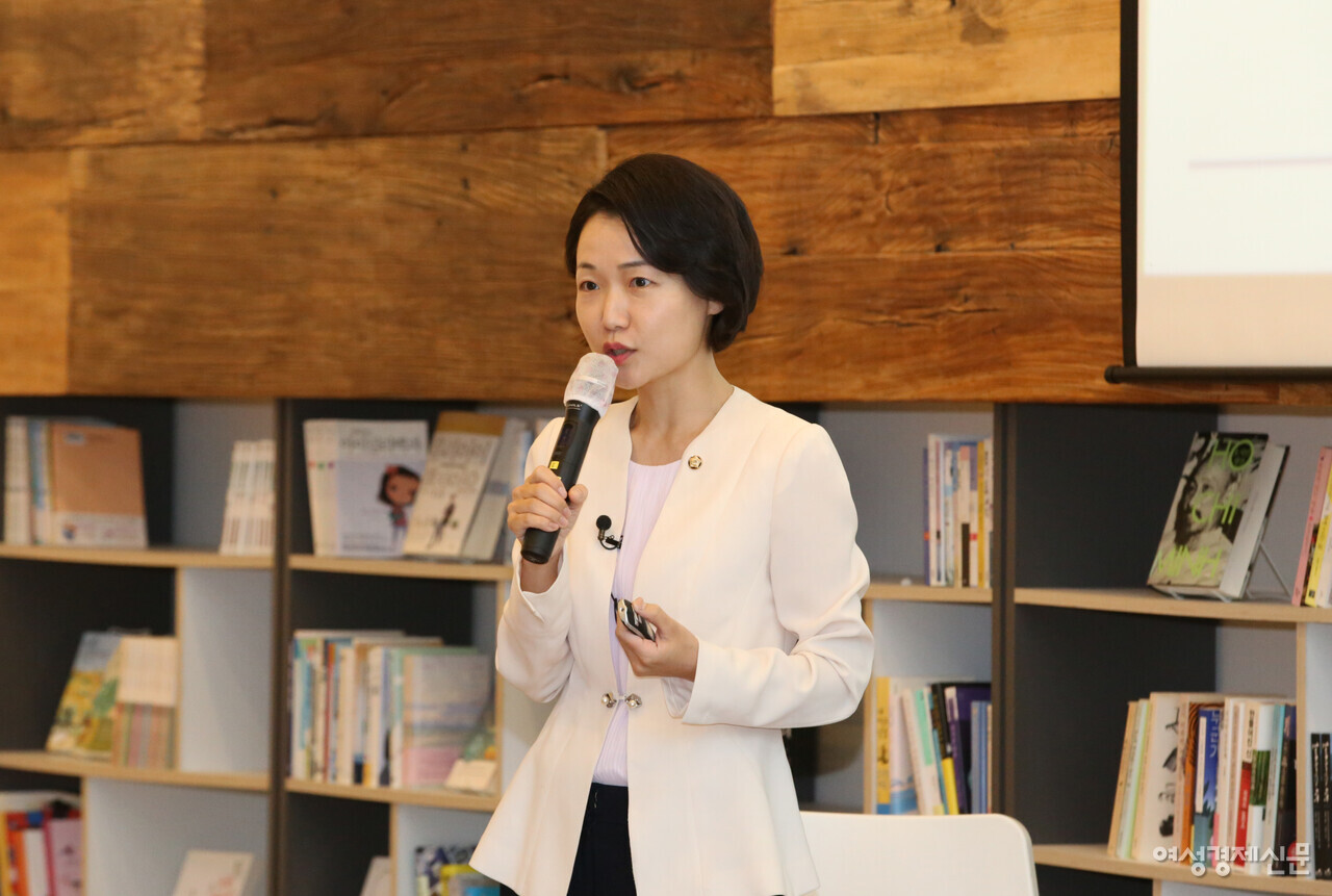 홍정민 더불어민주당 국회의원이 포스트코로나 '일 가정 양립'성공 제언에 대해서 발언하고 있다. /장세곤 기자