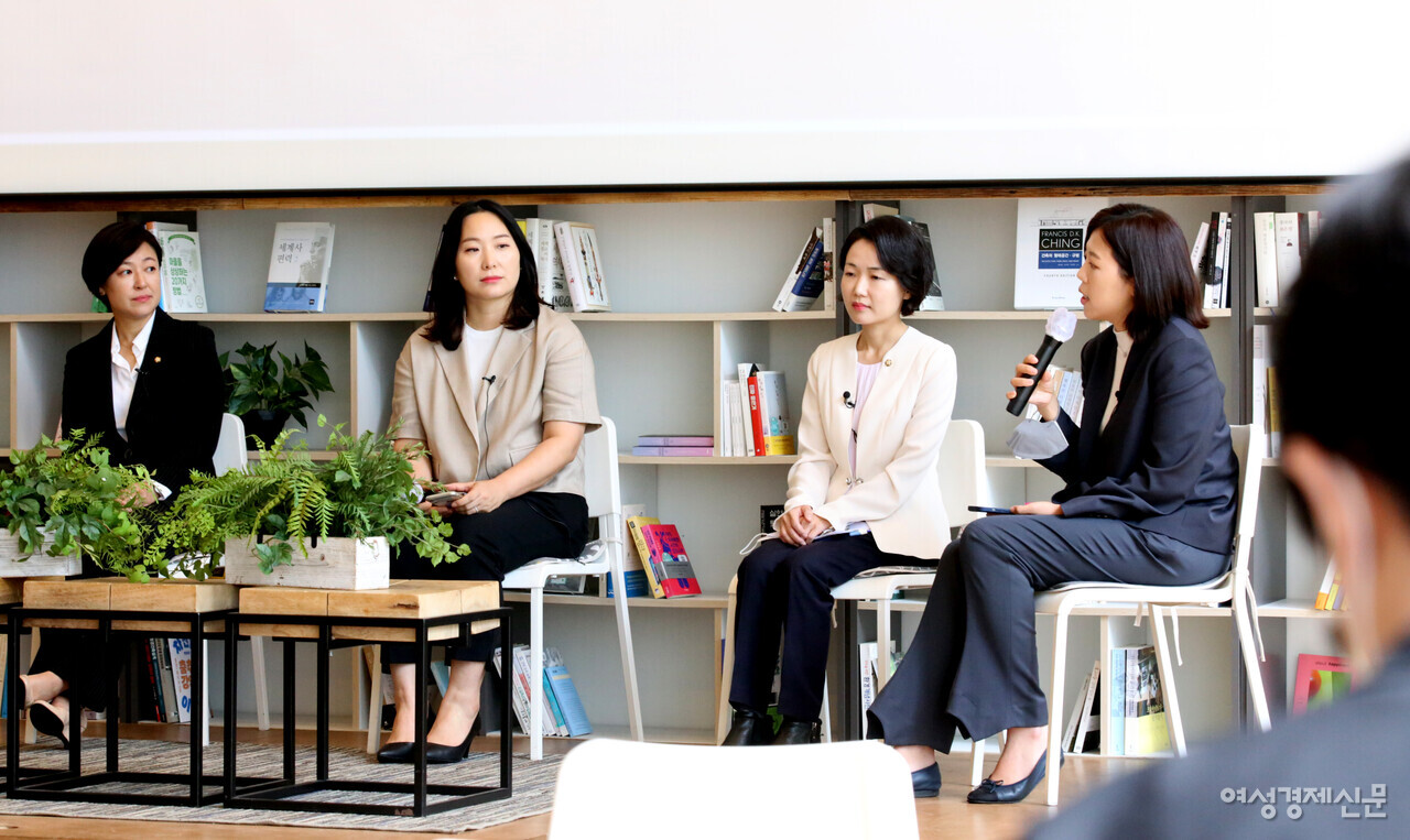 이정은 채율 대표와 최서윤 디자인얼라이언스 대표가 앞서 발제한 주제로 토론을 갖고 있다. /장세곤 기자