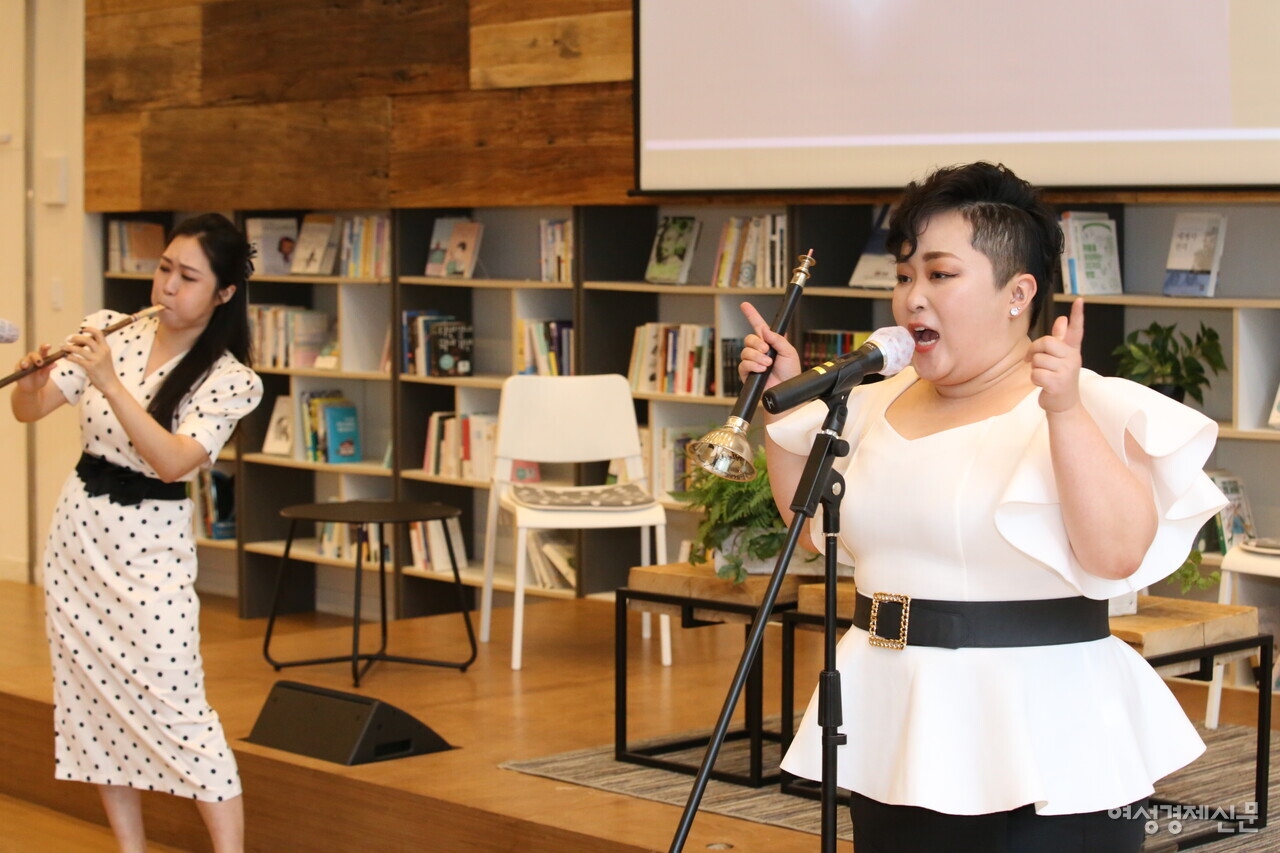 특별 행사로 국악창작그룹 ‘뮤르’의 축하 공연이 있었다. /장세곤 기자