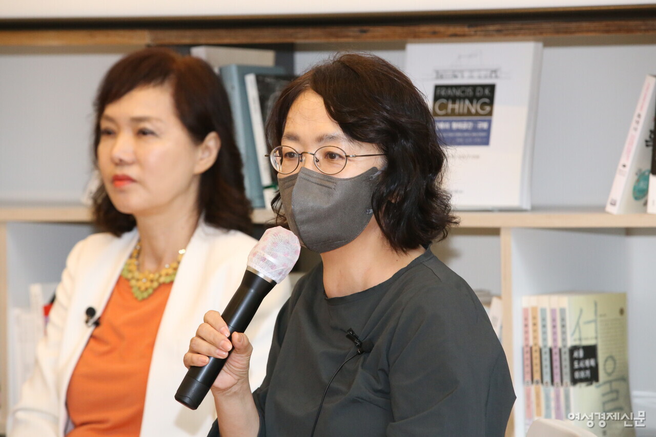 신경아 한림대 사회학과 교수가 세션2 주제로 토론을 하고 있다. /장세곤 기자