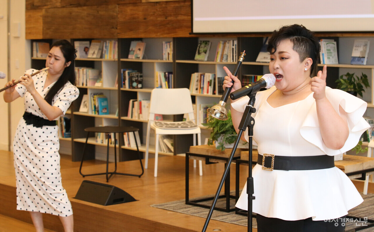 국악창작밴드 뮤르가 29일 2022 WE 포럼에서 축하공연을 하고 있다. /장세곤 기자