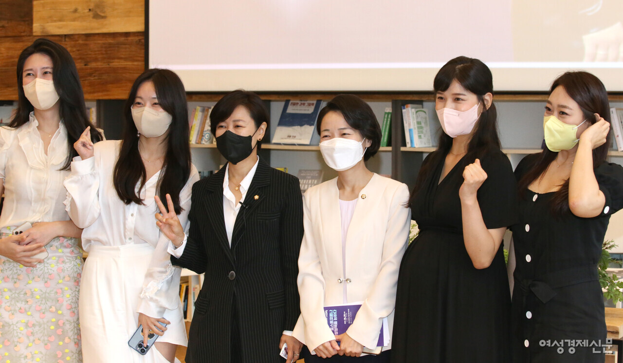 29일 발제자로 참석한 황보승희(왼쪽에서 세 번째)·홍정민(왼쪽에서 네 번째) 의원이 케이퀸들과 기념촬영을 하고 있다. 사진 왼쪽 첫번째와 두번째는 케이퀸 손제인·김다영 씨. 사진 오른쪽 첫번째와 두번째는 케이퀸 이소림·김경미 씨 /장세곤 기자