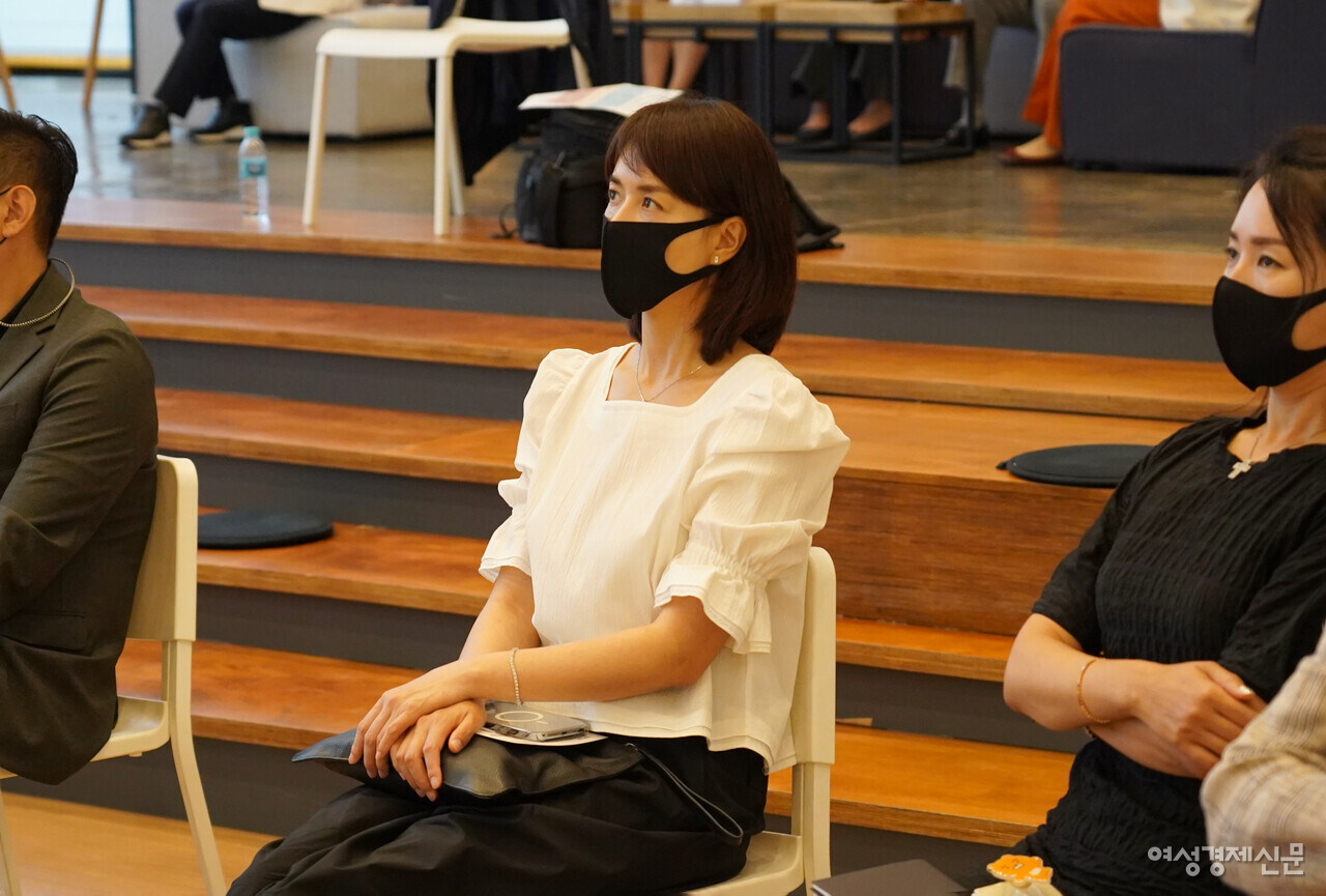 29일 열린 2022 WE 포럼에 참석해 토론을 경청하고 있는 1994년 미스코리아 한국일보 최명련 씨. /장세곤 기자