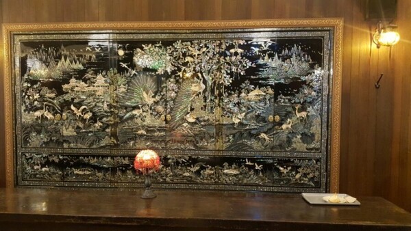 자개장롱의 문으로 장식한 을지로 카페의 벽면 /사진=홍미옥