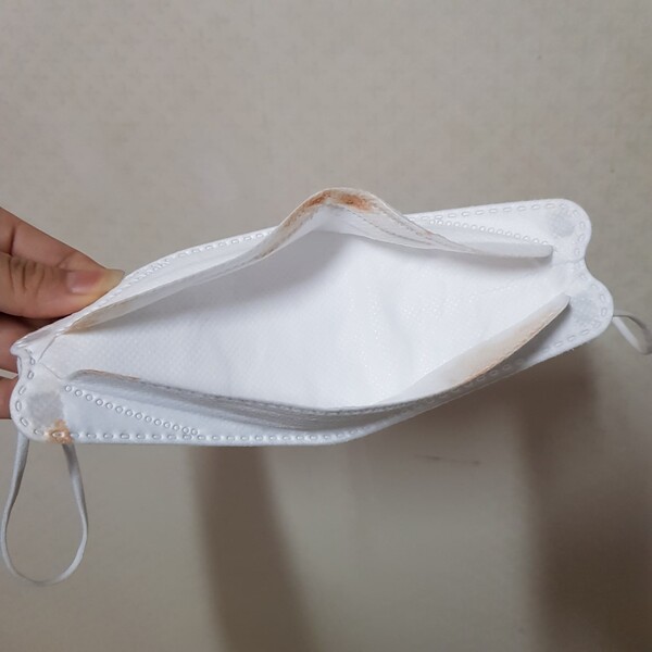 한 20대 여성이 화장을 하고 썼던 마스크의 상태. 화장하고 마스크를 쓰는 사람에게서 흔하게 볼 수 있는 모습이다. /이서빈