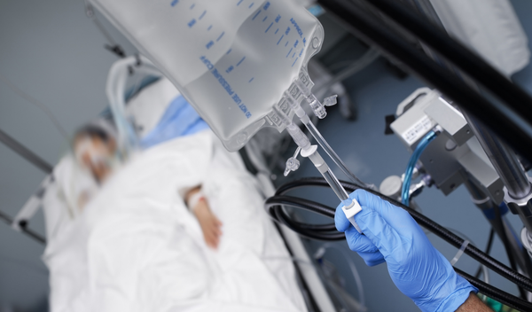 한 의사가 안락사를 시행하고 있다. /게티이미지뱅크