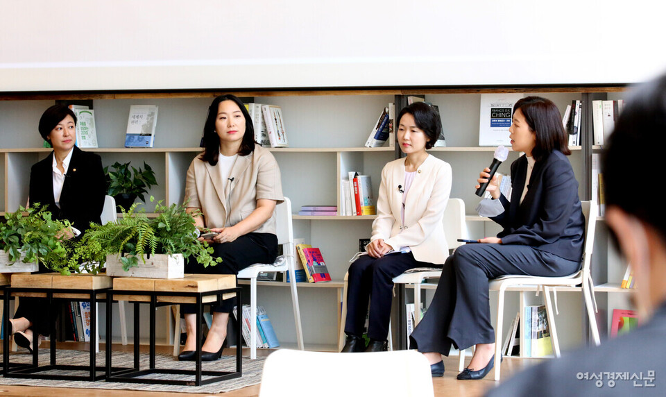 이정은 채율 대표와 최서윤 디자인얼라이언스 대표가 앞서 발제한 주제로 토론을 하고 있다. /장세곤 기자