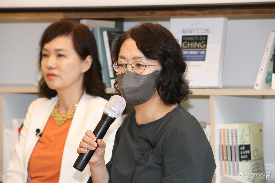 신경아 한림대 사회학과 교수가 세션2 주제로 토론을 하고 있다. /장세곤 기자