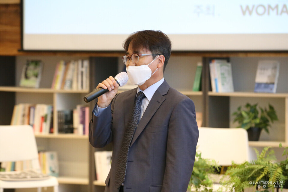 정경민 여성경제신문 대표가 29일 2022 WE 포럼에 참석해 개회사를 하고 있다. /장세곤 기자