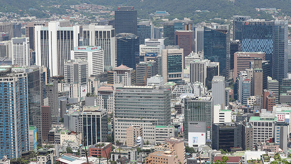 기대인플레이션율이 10년 2개월 만에 가장 높은 수치를 기록하면서 앞으로 임금 인상과 물가 상승 가능성이 더 커졌다. 사진은 서울 남산에서 바라본 광경. /연합뉴스