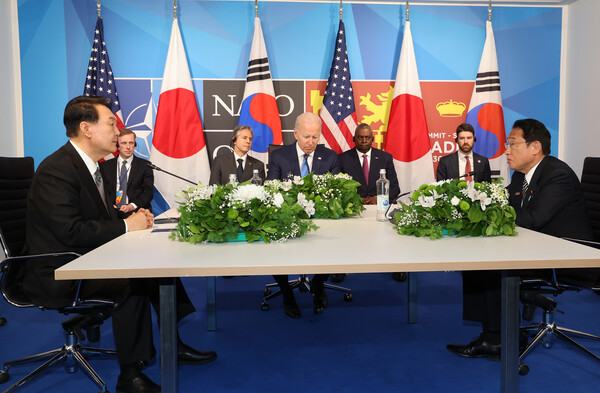 윤석열 대통령이 29일 스페인 마드리드 이페마(IFEMA) 컨벤션센터에서 열린 한미일 정상회담에서 조 바이든 미국 대통령, 기시다 후미오 일본 총리와 대화하고 있다. /연합뉴스