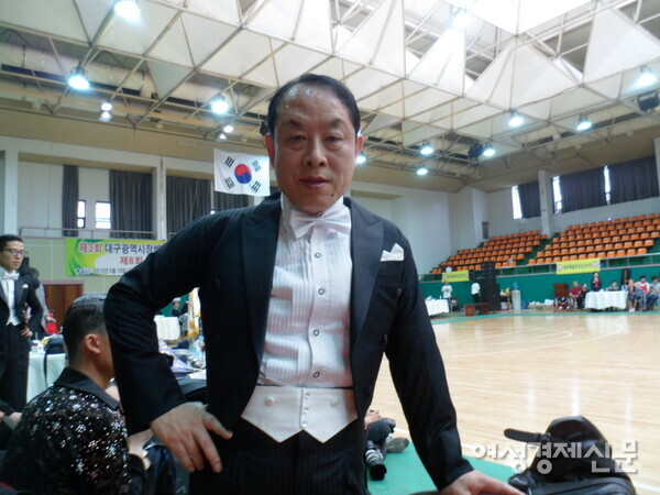 댄스스포츠 대회장에서 필자 /사진=강신영