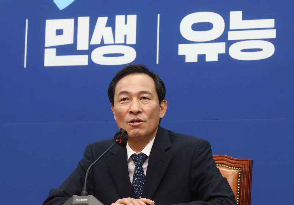 우상호 더불어민주당 비상대책위원장이 3일 국회 당 대표실에서 열린 기자간담회에서 정치보복 수사 대책과 전당대회 준비 등에 관해 발언하고 있다. /연합뉴스