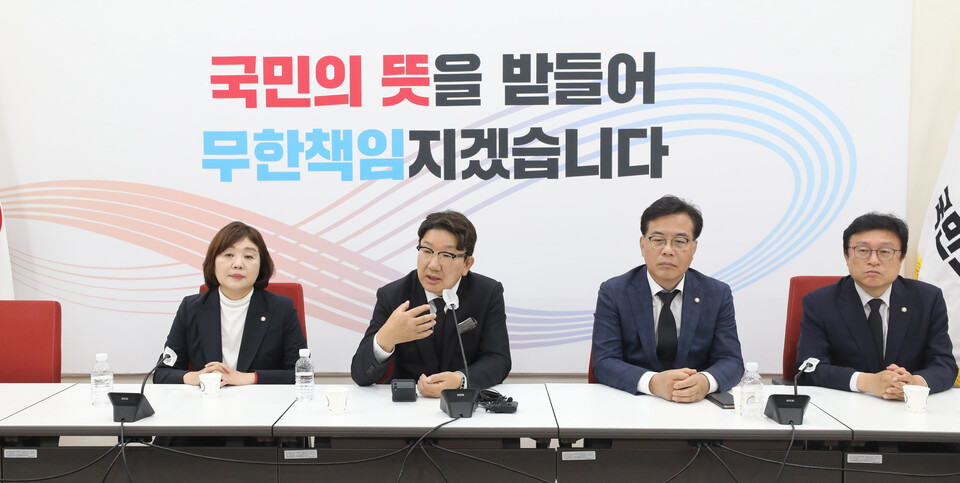 국민의힘 권성동 원내대표가 6월 6일 서울 여의도 국회에서 원 구성 등 현안 관련 기자간담회를 하고 있다. 왼쪽부터 양금희 원내대변인, 권 원내대표, 송언석 원내수석부대표, 박형수 원내대변인./국회사진기자단=연합뉴스