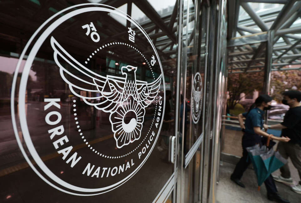 최근 행정안전부가 경찰업무조직 '경찰국' 신설 방침을 밝힌 가운데 지난 30일 서울 서대문구 미근동 경찰청에서 직원들이 이동하고 있다. /연합뉴스