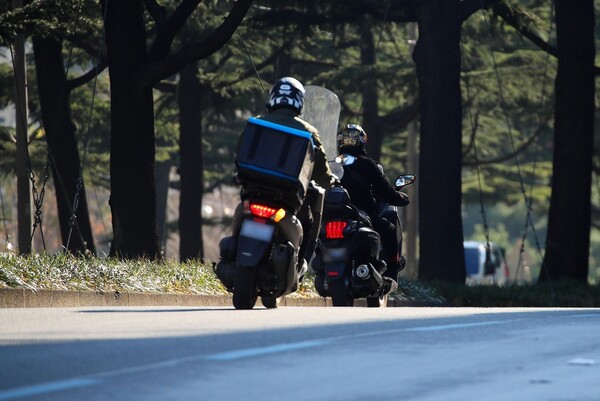 도심을 달리는 배달 오토바이 /연합뉴스