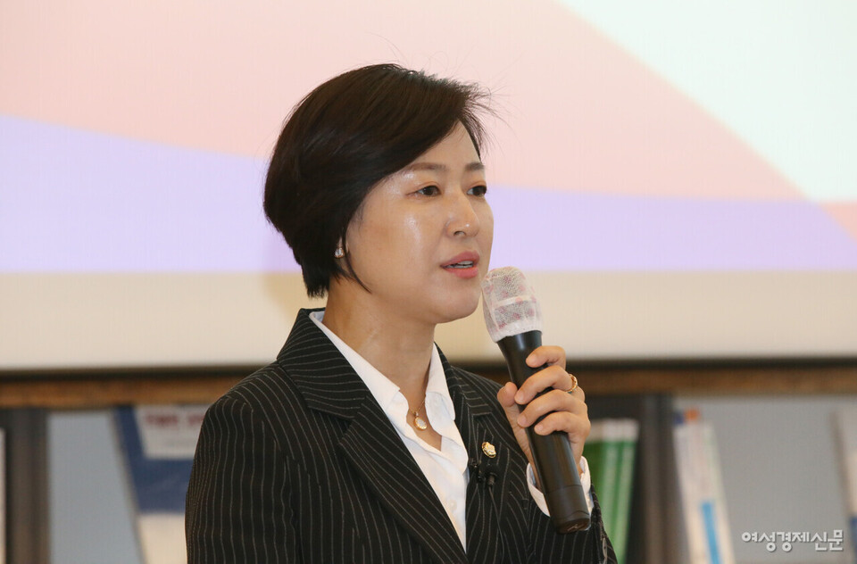 황보승희 국민의힘 국회의원이 29일 서울 중구 커뮤니티하우스 '마실'에서 열린 '제1회 WE포럼'에 참석해 주제 발표를 하고 있다. /장세곤 기자