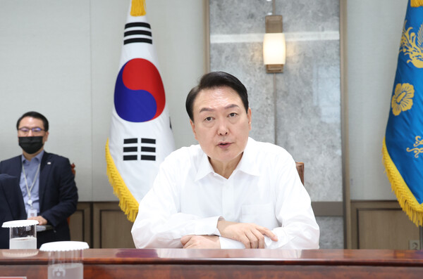 윤석열 대통령은 아직 ‘촛불’을 부를 만큼의 심각한 불통과 독주를 하는 것은 아니다. 하지만 검찰출신 위주의 편향된 인사와 여론을 ‘별로 의미 없는 것’으로 여기는 권위적이고 일방적인 리더십으로 야당의 ‘촛불 덫’에 걸릴 위험성이 증폭되고 있다. 윤 대통령이 4일 오전 서울 용산 대통령실에서 열린 수석비서관회의에서 발언하고 있다. /연합뉴스