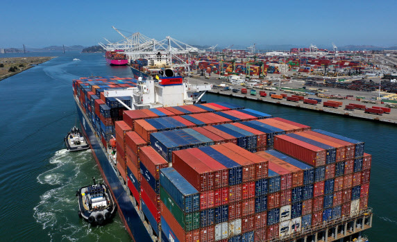 국내 15대 주력 수출 품목 중 바이오 헬스케어 부문이 역대 상반기 수출액 최고 기록을 달성했다. 수출 컨테이너 /연합뉴스