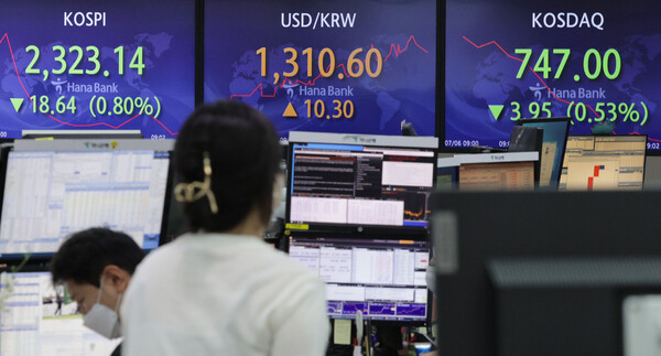 한국은행이 12조원 규모의 달러 매도를 통해 원화 가치 제고 노력을 펼쳤으나 원‧달러 환율은 연일 연고점을 경신 중이다. /연합뉴스