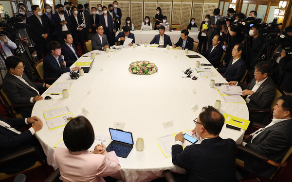 6일 서울 종로구 삼청동 총리공관에서 열린 윤석열 정부 첫 고위 당정 협의회에 여당에서는 이준석 대표와 권성동 원내대표·한기호 사무총장·성일종 정책위의장, 정부에서는 한덕수 국무총리와 추경호 경제부총리·방문규 국무조정실장, 대통령실에서는 김대기 대통령 비서실장과 이진복 정무수석·최상목 경제수석이 참석했다. /연합뉴스