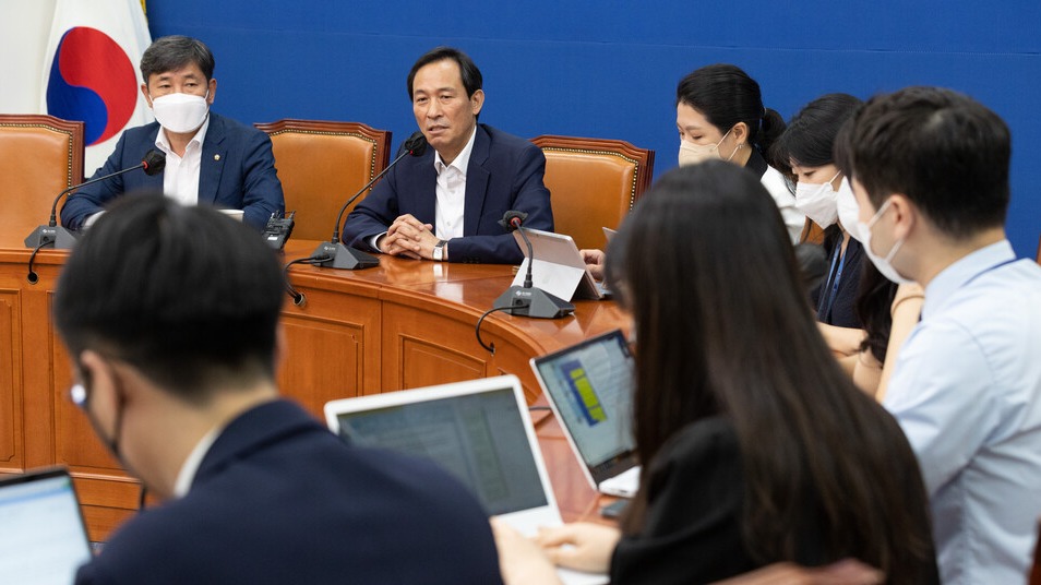 더불어민주당 우상호 비상대책위원장이 6일 국회에서 비공개 당무위원회를 마친 후 기자간담회를 하고 있다. /연합뉴스