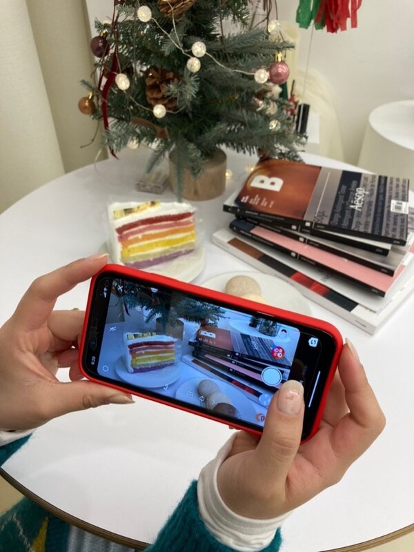 박모 씨가 본인의 인스타그램 계정에 올릴 스토리를 촬영하는 모습. /유시은