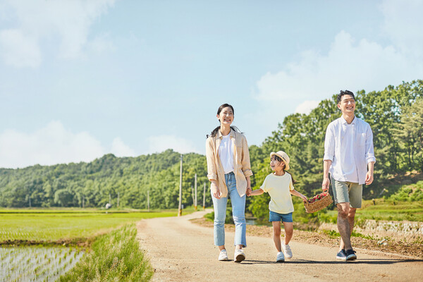 아이를 동반한 가족들에게도 시골은 휴가지로서 각광을 받고 있다. 가장 세련된 것을 추구하는 세대이지만 시골은 교육과 안전 때문에 높은 순위의 휴가지이다. 시골의 삶을 체험하는 것과 전염병의 위험에서 벗어날 수 있으니 좋다. /게티이미지뱅크