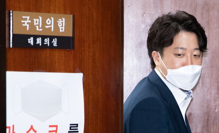 중앙윤리위원회에 출석해 '성 상납 증거인멸 교사' 의혹에 대해 소명한 국민의힘 이준석 대표가 8일 국회를 나서고 있다. /공동취재=연합뉴스