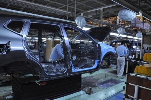 최근 국내 자동차 업계의 고민이 늘어나고 있다. 앞으로 5~6년은 부족 현상이 지속될 가능성이 높다고 보고 있기 때문이다. 자동차 생산 라인 /연합뉴스