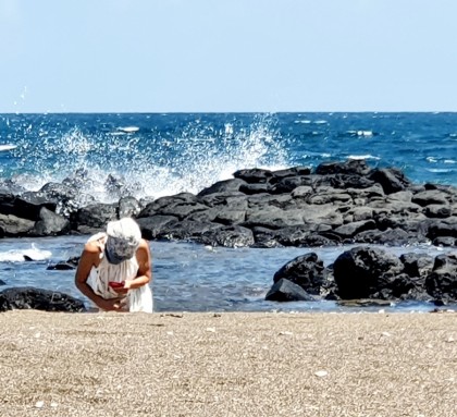 제주해변에서 비치코밍을 즐기는 외국 여성. /사진=한익종