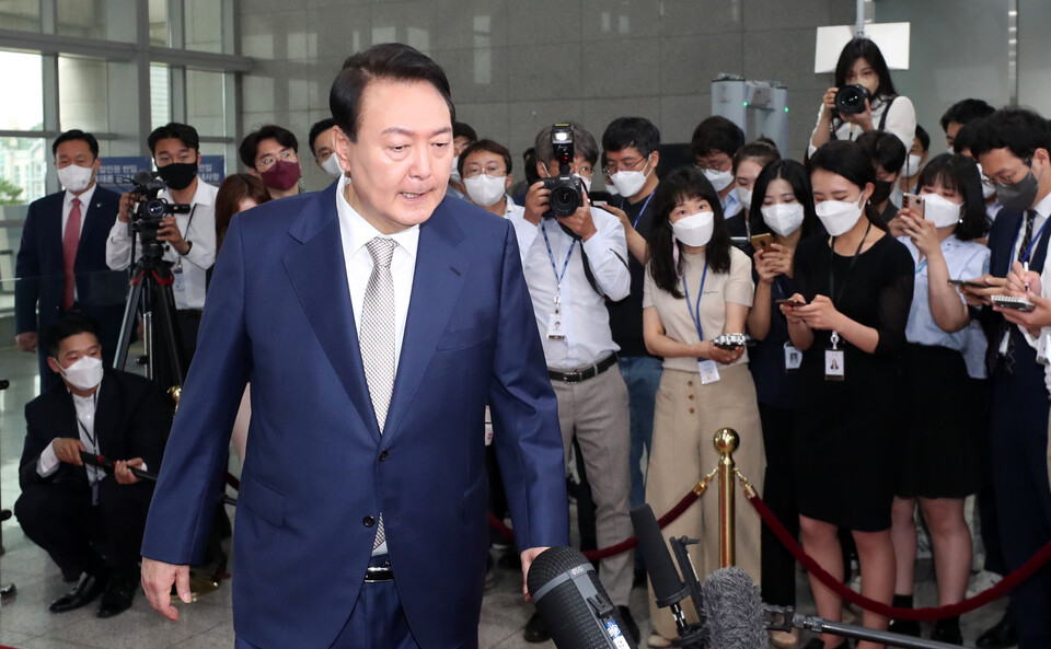 윤석열 대통령이 8일 오전 서울 용산 대통령실 청사로 출근하며 취재진의 질문에 답하고 있다./대통령실통신사진기자단=연합뉴스