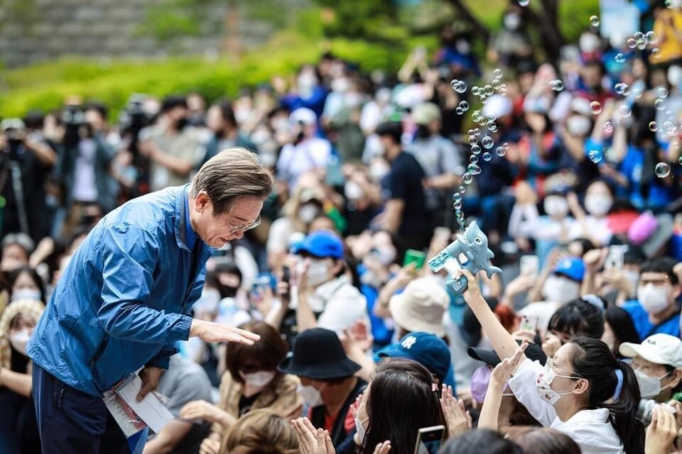 더불어민주당 이재명 상임고문이 지난 18일 인천시 계양구 계양산 야외공연장에서 열린 '이재명과 위로걸음' 행사에서 지지자들에게 인사하고 있다. / 연합뉴스