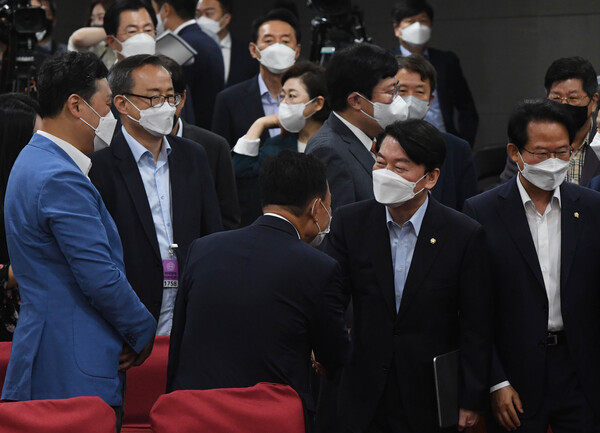 국민의힘 안철수 의원이 12일 서울 여의도 국회 의원회관에서 열린 '위기를 넘어 미래로, 민·당·정 토론회'에서 참석자들과 인사하고 있다. /국회사진기자단=연합뉴스