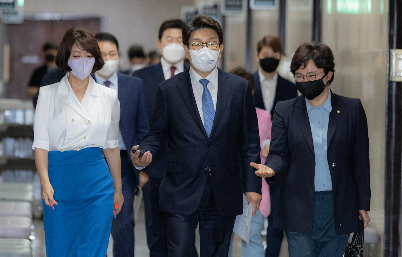 국민의힘 권성동 대표 직무대행 겸 원내대표(가운데)가 14일 오전 국회에서 열린 최고위원회의에 배현진(왼쪽)·조수진 의원과 함께 참석하고 있다. /연합뉴스