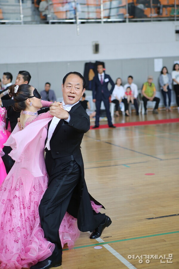 모던댄스는 점잖은 춤이다. 과학적으로 정교하게 만든 춤이다. 모던댄스 대회에 출전한 필자 /사진=강신영