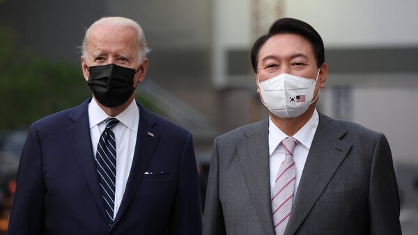 지난 5월 21일 윤석열 대통령과 조 바이든 미국 대통령이 20일 경기 평택 삼성전자 반도체 공장을 둘러본 후 기념촬영하고 있다. /대통령실사진기자단=연합뉴스