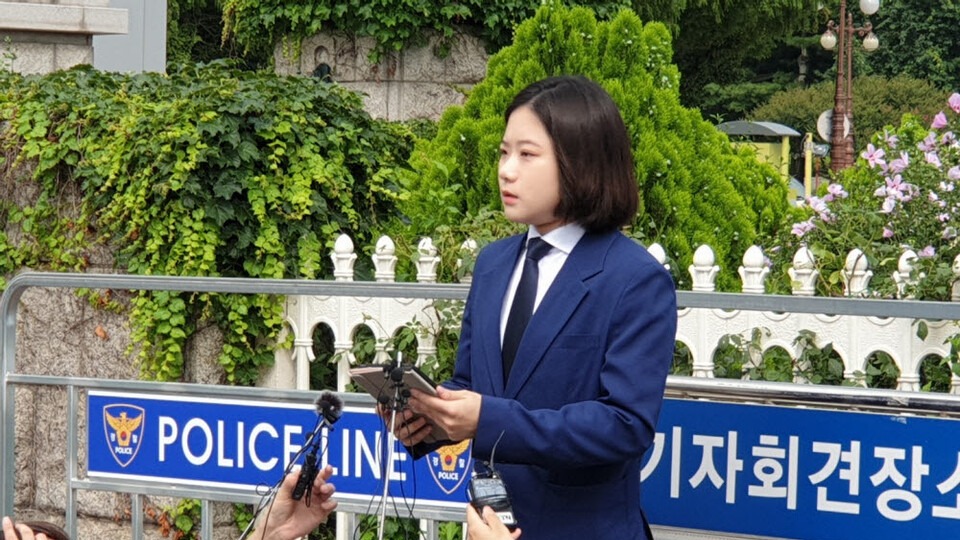 박지현 전 더불어민주당 비상대책위원장이 15일 국회 정문 앞에서 당대표 출마선언 기자회견을 하고 있다. / 오수진 기자