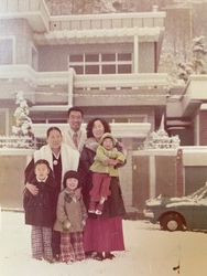 1970년대 중반, 구덕산 대신공원 아래에 있던 집 앞에서 찍은 가족 사진. 한복을 입은 분이 외할머니, 앞줄 바가지머리가 필자다. /사진=민은미