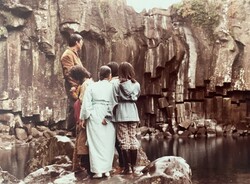 1980년대 중반, 제주도 가족여행 사진 중 한복을 입고 금비녀를 한 외할머니의 뒷모습이 보인다. 부츠를 신은 아이가 필자다. /사진=민은미