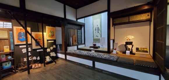 가츠 카이슈가 도사번 번주에게 사카모토 료마를 용서해 달라고 부탁하는 장면이 그림으로 재현되어 전시되고 있다. 다다미 방은 그 당시의 모습이다. /사진=양은심