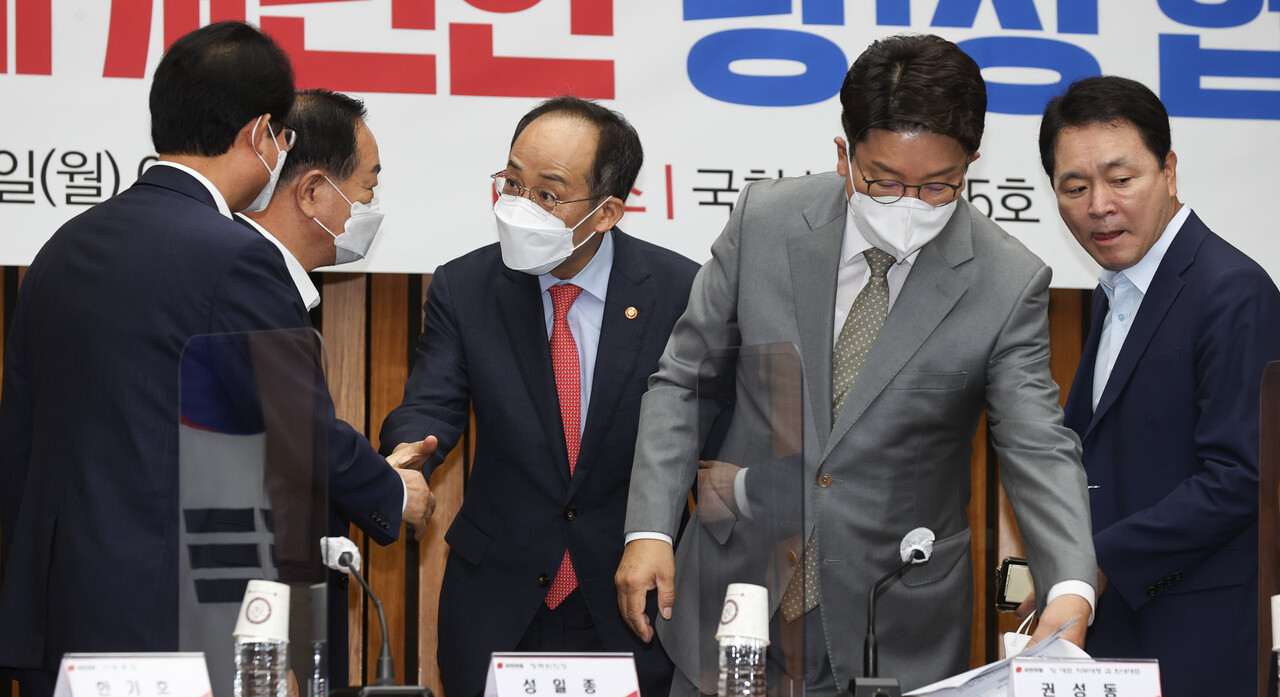 국민의힘 권성동 당대표 직무대행 겸 원내대표와 추경호 부총리 겸 기획재정부 장관 등 관계자들이 18일 국회에서 열린 '2022 세제 개편안 당정협의회'에 참석하며 참석자들과 인사하고 있다. /연합뉴스