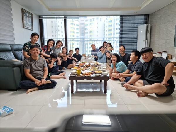 부모님이 돌아가신 후 우리 형제는 제사를 없앤 대신 가족모임을 자주 한다. 이번엔 막내동생의 집들이 행사가 있었다. 가족사진 /송미옥