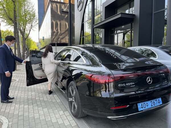 KCC오토는 18일부터 한주간 메르세데스-EQ 순수 전기차량들을 직접 시승 및 체험해볼 수 있는 이벤트를 진행한다고 밝혔다. /KCC오토